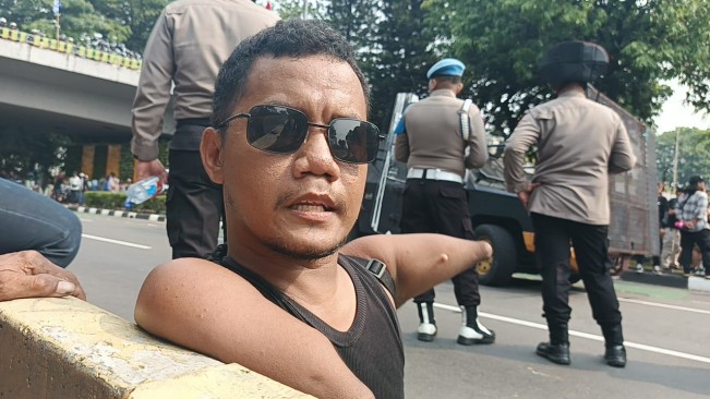 Denny Nurjaman, Disabilitas yang ikut Demo di Gedung DPR (25/8) [Selvianus Kopong Basar]